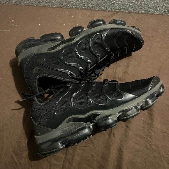 Nike Black VaporMax Sneakers Triple Black Authentic - Picture 8 of 8